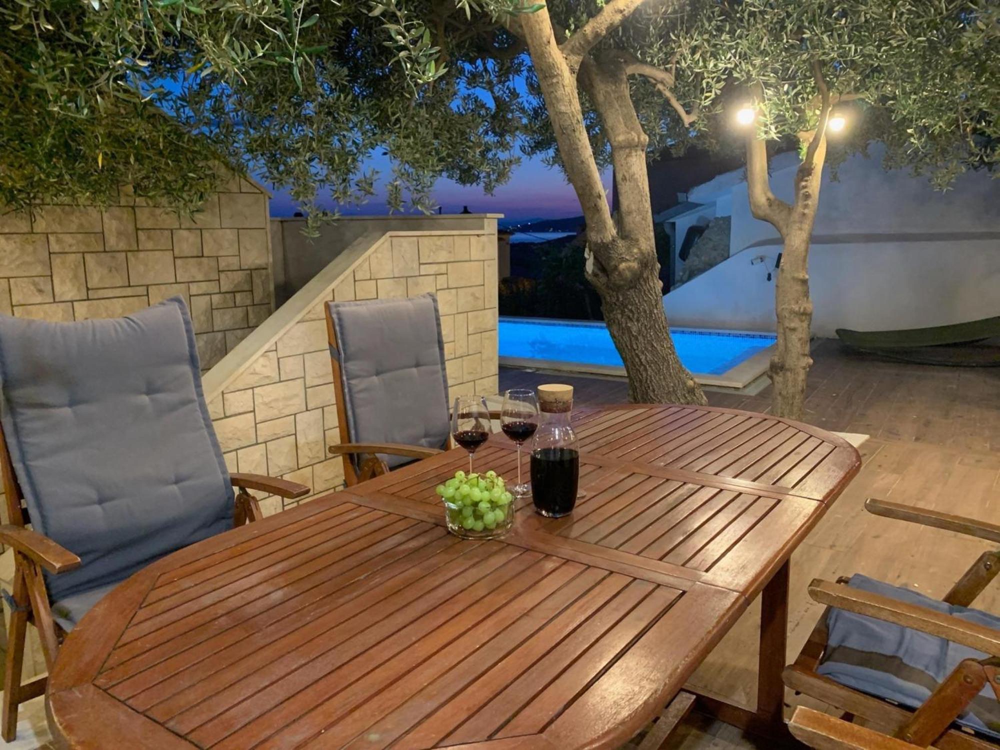 Apartments With Pool Vrdoljak Omiš Habitación foto